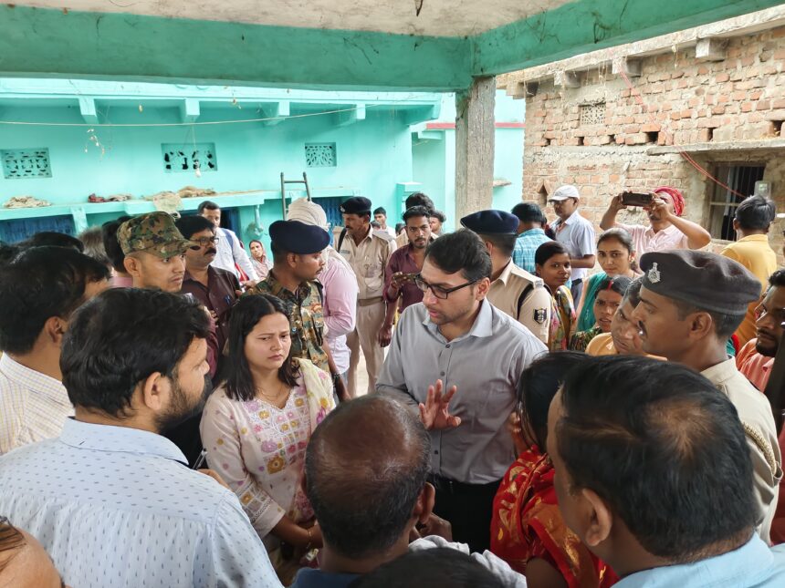 डीएम ने महादलितों के लिए चलाई जा रही योजनाओं का किया निरीक्षण