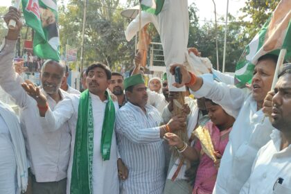 राष्ट्रगान के अपमान पर आरा में नीतीश कुमार का पुतला दहन, राजद ने मांगा इस्तीफा