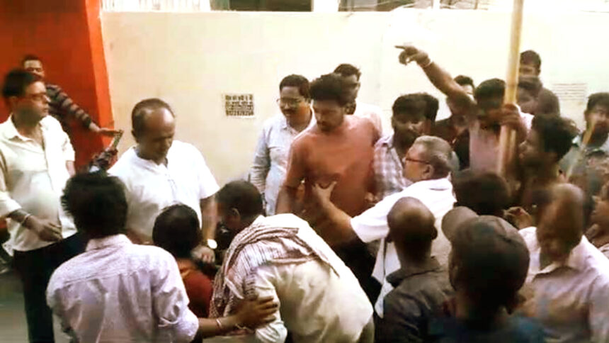 आरा में डॉक्टर की लापरवाही से महिला की मौत, गुस्साए परिजनों ने की क्लीनिक में तोड़फोड़