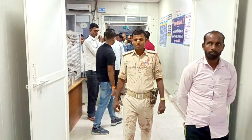 बगहा में अवैध शराब के खिलाफ छापेमारी के दौरान हंगामा, पुलिस टीम पर हमला