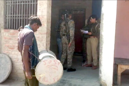 बेगूसराय पुलिस ने अपहरण के आरोपी के घर पर ढोल बजाकर चिपकाया इश्तिहार