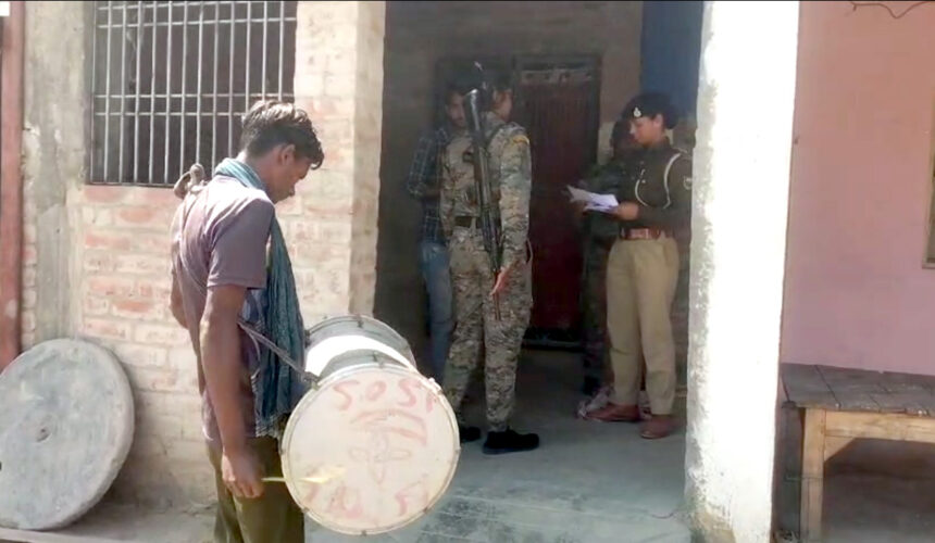 बेगूसराय पुलिस ने अपहरण के आरोपी के घर पर ढोल बजाकर चिपकाया इश्तिहार
