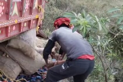 आलू से लदा ट्रैक्टर पलटा, युवक की दबकर दर्दनाक मौत