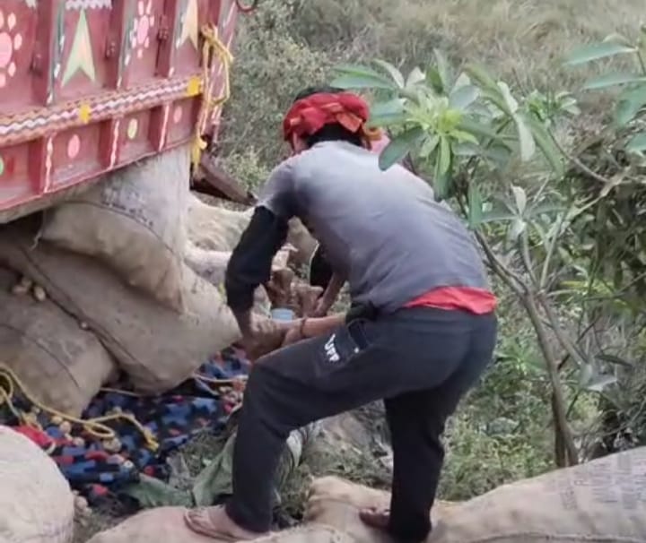 आलू से लदा ट्रैक्टर पलटा, युवक की दबकर दर्दनाक मौत