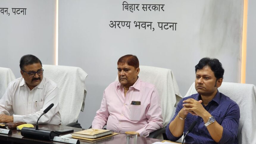 मंत्री डॉ. सुनील कुमार ने की DFO संग बैठक, पर्यावरण बचाने के लिए जन भागीदारी पर दिया जोर