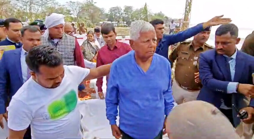 राजद प्रमुख लालू यादव पहुंचे जहानाबाद, शिक्षाविद स्वर्गीय प्रो. चंद्रिका प्रसाद यादव को दी श्रद्धांजलि
