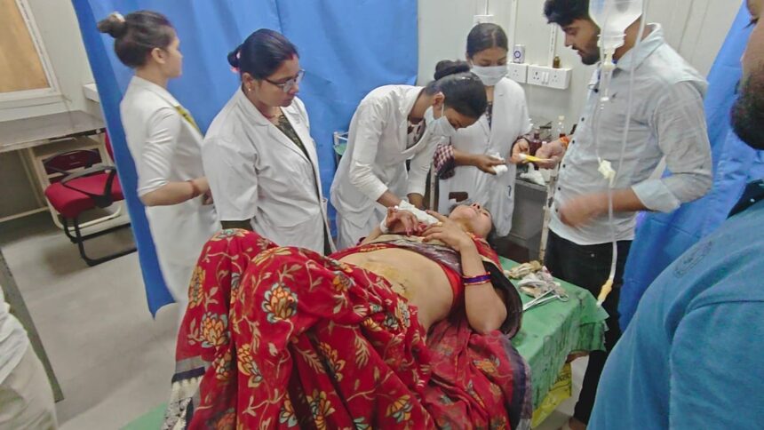 नकाबपोश बदमाशों ने महिला से लूटपाट कर बेरहमी से पीटा, बेहोशी की हालत में फेंका
