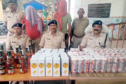 डीएम आवास से 50 मीटर दूर किराना दुकान में बिक रही थी शराब, 107 लीटर बरामद, दो गिरफ्तार