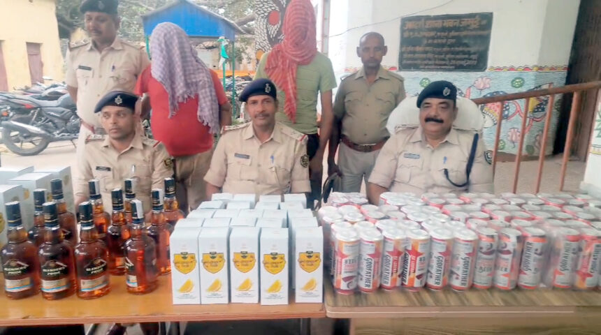 डीएम आवास से 50 मीटर दूर किराना दुकान में बिक रही थी शराब, 107 लीटर बरामद, दो गिरफ्तार