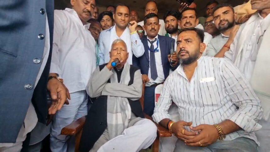 लालू यादव का भोजपुर दौरा: चांदी का मुकुट पहनकर हुआ स्वागत
