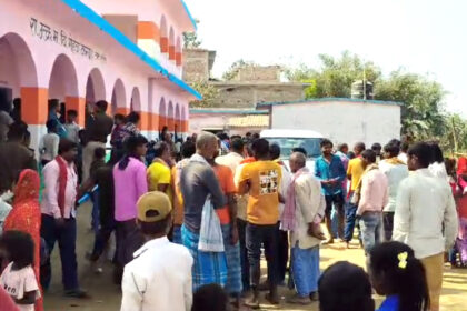 सुगौली के मेहवा स्कूल में छात्रों का हंगामा, छात्रों ने बेंच डेस्क में लगाई आग