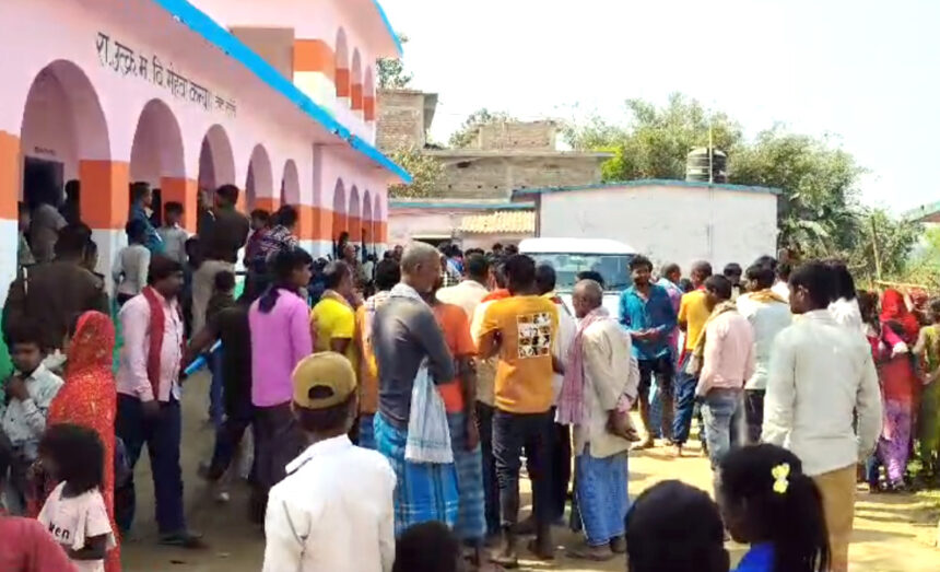 सुगौली के मेहवा स्कूल में छात्रों का हंगामा, छात्रों ने बेंच डेस्क में लगाई आग