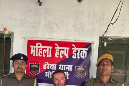यूक्रेनी करेंसी को भारतीय मुद्रा में बदलते यूक्रेनी नागरिक गिरफ्तार