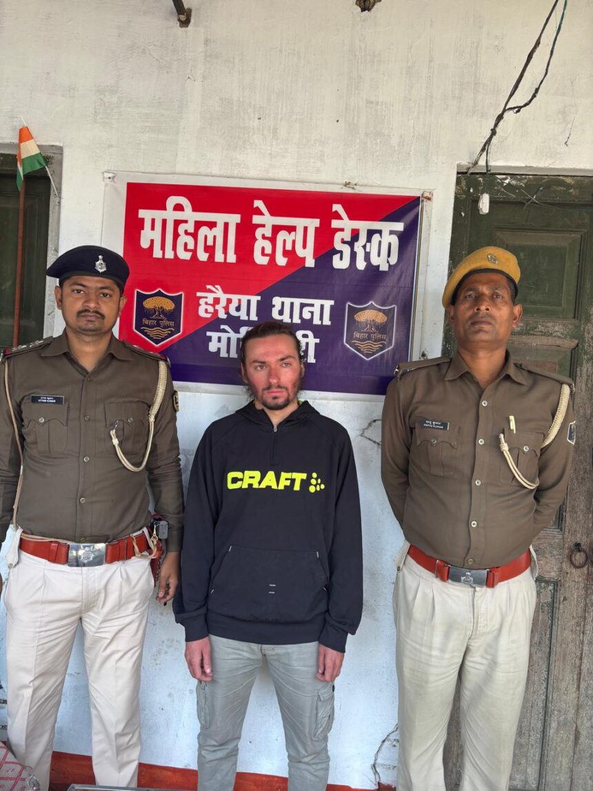 यूक्रेनी करेंसी को भारतीय मुद्रा में बदलते यूक्रेनी नागरिक गिरफ्तार