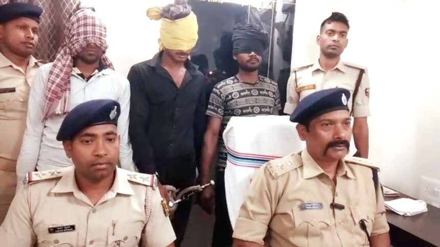 15 लाख की रंगदारी मांगने वाले तीन अपराधी गिरफ्तार, एक फरार