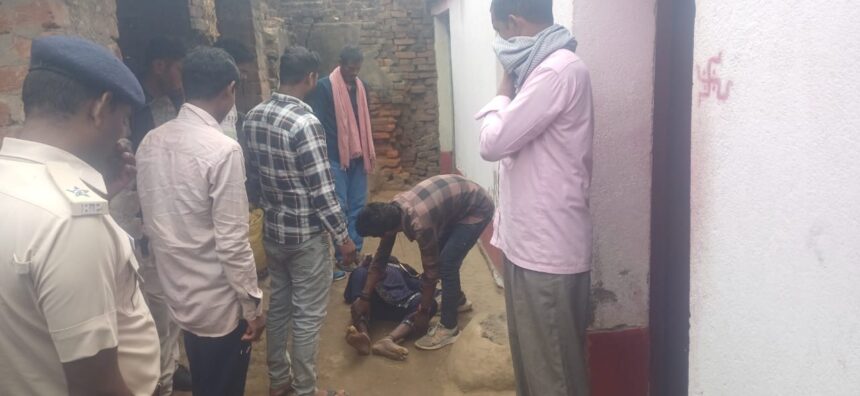 विवाहिता का शव बंद कमरे में फंदे से लटका मिला, सास-ससुर और तीन माह की बेटी लापता