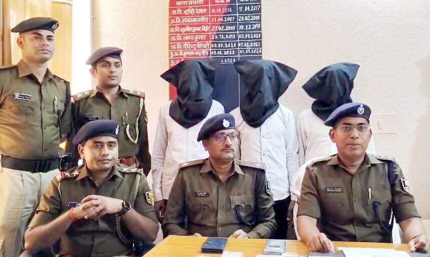जमीन विवाद में गोलीबारी, घायल का भाई समेत तीन आरोपी गिरफ्तार
