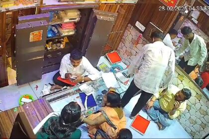 दुकानदार को कट्टा दिखाकर धमकाना पड़ा भारी, पिता-पुत्र गिरफ्तार