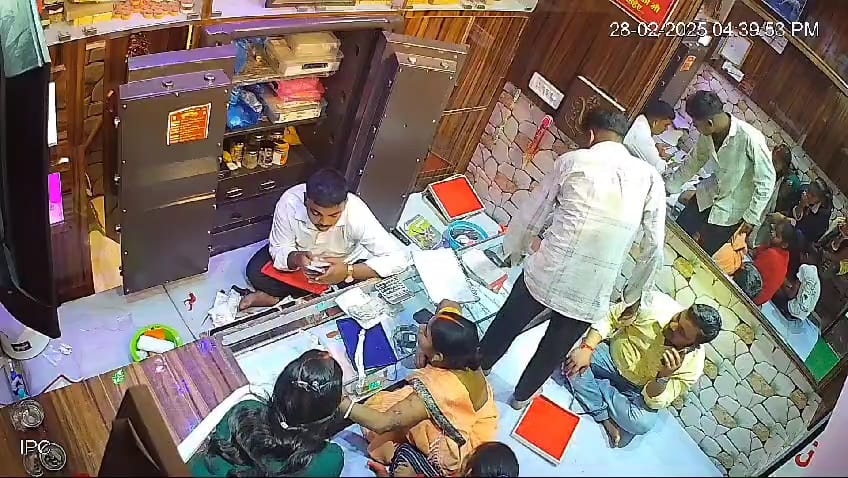दुकानदार को कट्टा दिखाकर धमकाना पड़ा भारी, पिता-पुत्र गिरफ्तार