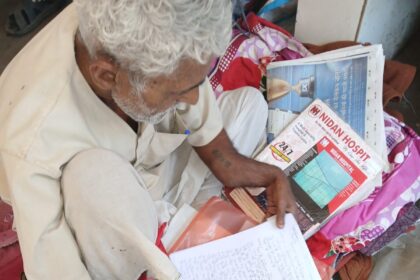 हिसुआ थानाध्यक्ष के खिलाफ दिव्यांग बुजुर्ग का अनिश्चितकालीन आमरण अनशन जारी