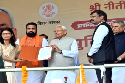 होली से पहले 51 हजार शिक्षकों को सरकारी नौकरी का तोहफा, CM नीतीश कुमार ने सौंपे नियुक्ति पत्र