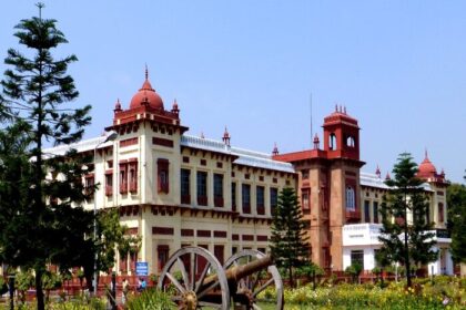 पटना जादू घर में भीषण धमाका, दीवारों में दरार, आसपास में मची अफरातफरी.