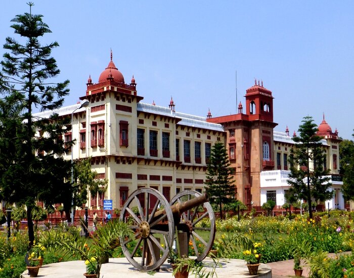 पटना जादू घर में भीषण धमाका, दीवारों में दरार, आसपास में मची अफरातफरी.