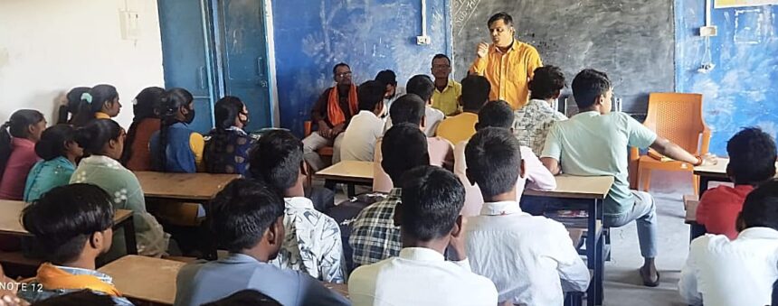 मानिकपुर व खरहना स्कूल में लगा जागरूकता शिविर, छात्रों को दी गयी योजनाओं की जानकारी