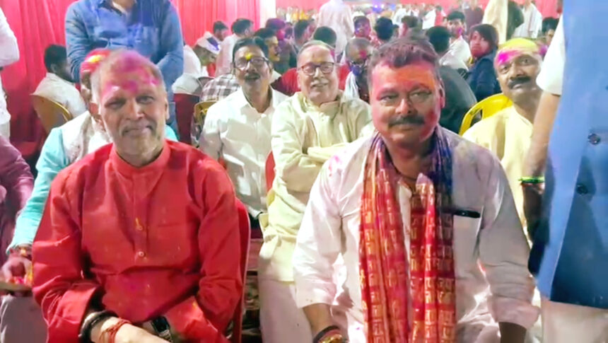 होली मिलन में मंच पर साथ नजर आए सूरजभान सिंह और ललन सिंह, सियासी गलियारों में चर्चाओं का दौर तेज