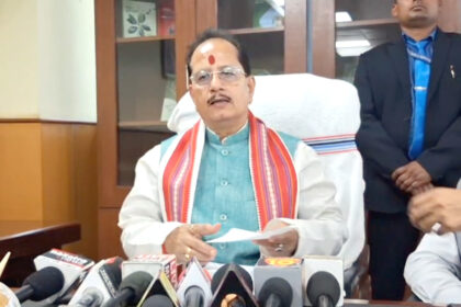 विजय सिन्हा ने विभाग बदलने से पहले किया बड़ा खेल, बड़ी कंपनी को किया डिबार.