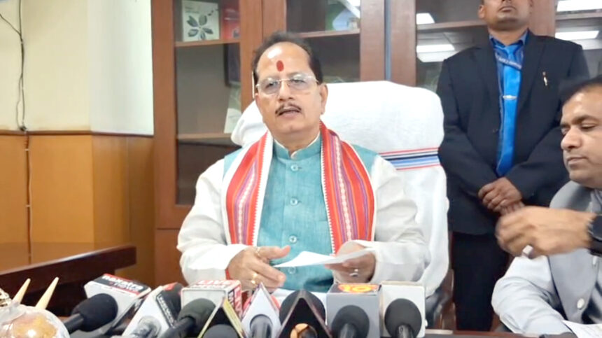 विजय सिन्हा ने विभाग बदलने से पहले किया बड़ा खेल, बड़ी कंपनी को किया डिबार.