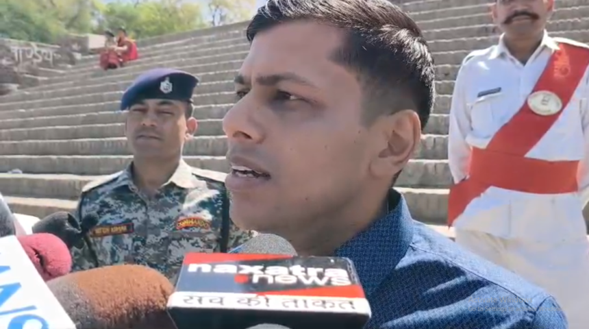 चैती छठ की तैयारियों का जायजा लेने बक्सर पहुंचे जिला पदाधिकारी