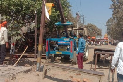 ट्रक की टक्कर से गिरा बिजली पोल, पांच घंटे बाधित रही आपूर्ति