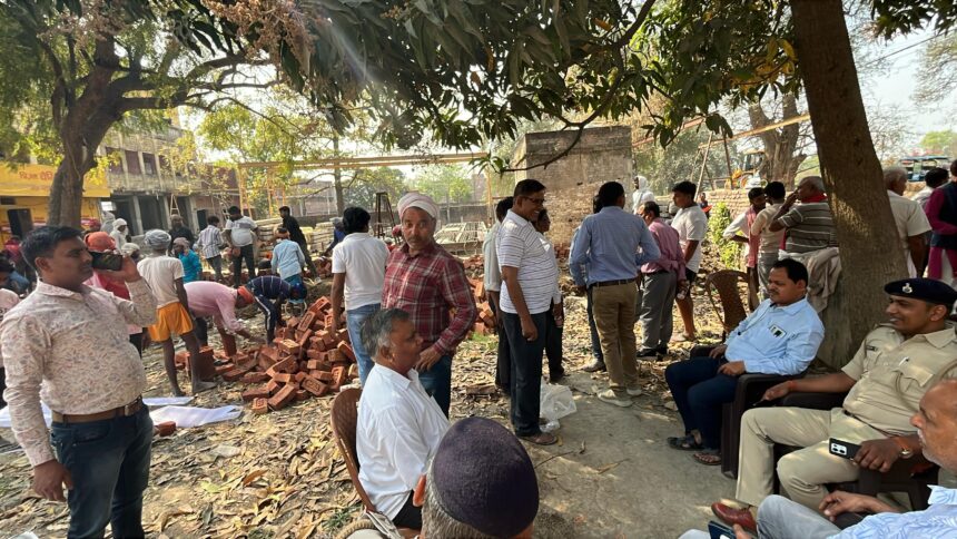 कोर्ट के आदेश पर प्रशासन ने दिलाया जमीन का हक, 30 साल बाद मिला इंसाफ, डुगडुगी बजवाकर की गई घोषणा