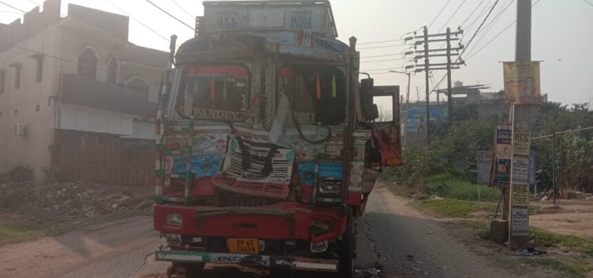 चालक को झपकी आई, ट्रक से भिड़ंत, दो घायल, अस्पताल रेफर