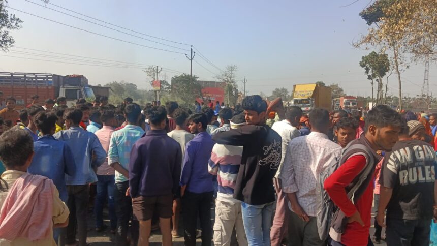 हाजीपुर में दर्दनाक सड़क हादसा: तेज रफ्तार बस ने ली नाबालिग छात्रा की जान, आक्रोशित लोगों ने एनएच 22 किया जाम