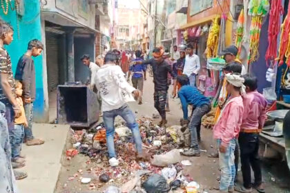 3 माह का वेतन नहीं मिलने से सफाईकर्मी नाराज, नगर पंचायत ऑफिस में फेंका मरा हुआ कुत्ता