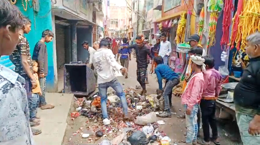 3 माह का वेतन नहीं मिलने से सफाईकर्मी नाराज, नगर पंचायत ऑफिस में फेंका मरा हुआ कुत्ता
