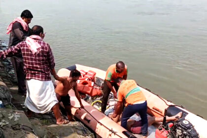 गंगा में स्नान करते वक्त सेल्फी लेते हुए दो युवक डूबे, खोजबीन जारी