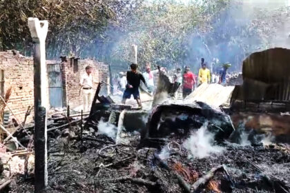 खाना बनाते समय चिंगारी से लगी आग, आधा दर्जन से अधिक घर जलकर हुए राख