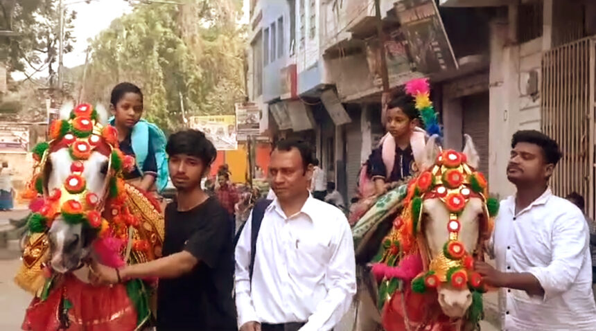 पिता का शिक्षा के प्रति अनोखा समर्पण: जुड़वा बेटों को घोड़े पर बैठाकर भेजा स्कूल