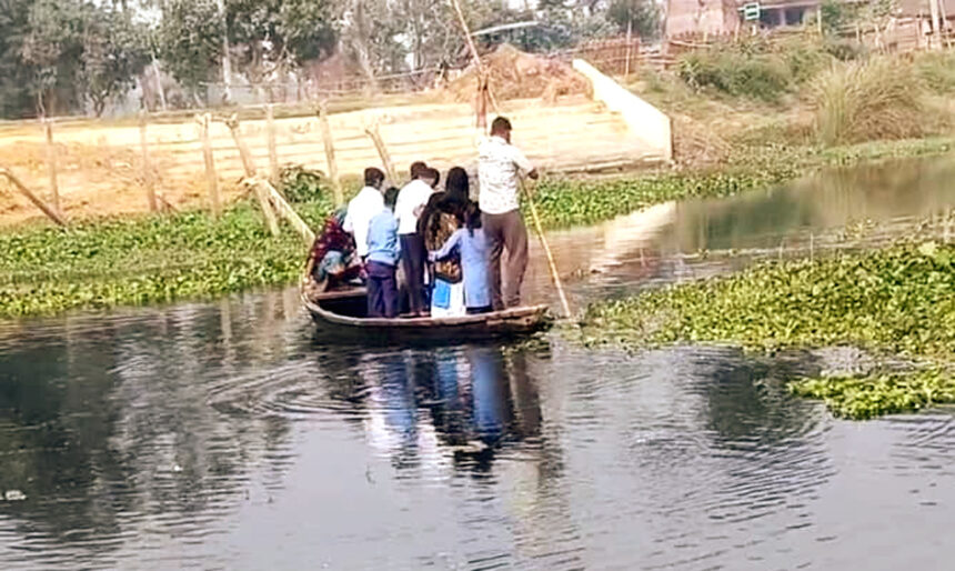 सरकारी नीतियां फेल, नन्हीं हथेलियों पर सपने नहीं, जान रख कर स्कूल जाते हैं बच्चे