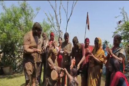 तेजप्रताप ने सिपाही से लगवाया ठुमका, पत्रकार की फड़वाई पैंट, बोले- पलटू चाचा हैप्पी होली.