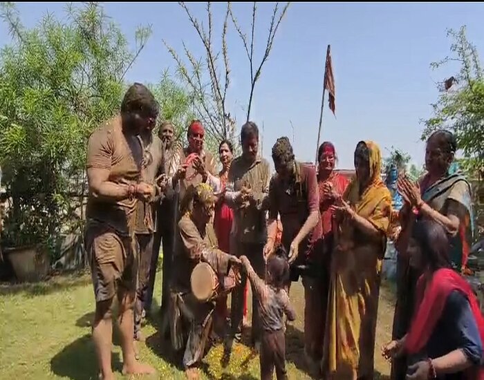 तेजप्रताप ने सिपाही से लगवाया ठुमका, पत्रकार की फड़वाई पैंट, बोले- पलटू चाचा हैप्पी होली.