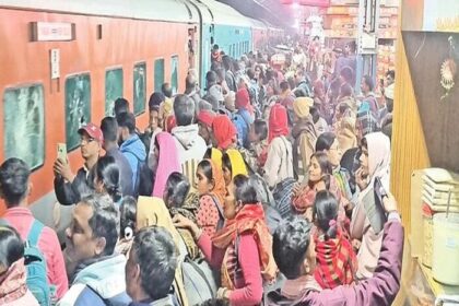 होली के बाद रेलवे स्टेशनों पर भारी भीड़,ट्रेन के दरवाजे का शीशा तोड़ अंदर जा रहे यात्री.