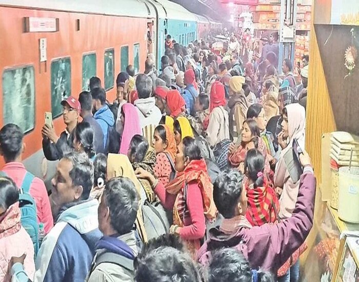 होली के बाद रेलवे स्टेशनों पर भारी भीड़,ट्रेन के दरवाजे का शीशा तोड़ अंदर जा रहे यात्री.