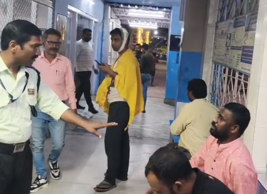बेगूसराय में मोबाइल के फीचर को लेकर दुकानदार और ग्राहक के बीच हिंसक झगड़ा, दोनों घायल