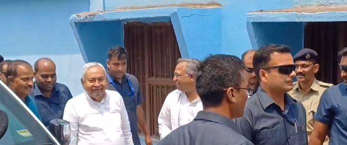 पूर्व IAS मनीष वर्मा के आवास पहुंचे सीएम नीतीश, दिवंगत डॉ. अशोक वर्मा को दी श्रद्धांजलि