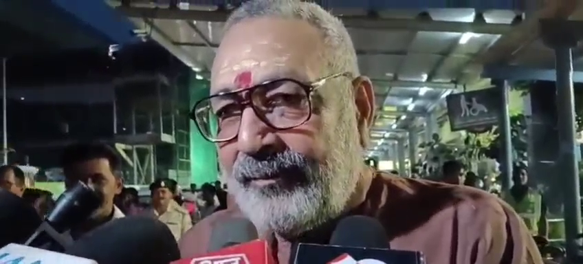 तेजस्वी के 'मौन व्रत' पर गिरिराज सिंह का करारा हमला, कहा- "बाप-बेटा मौनी बाबा बनकर करें पापों का प्रायश्चित"