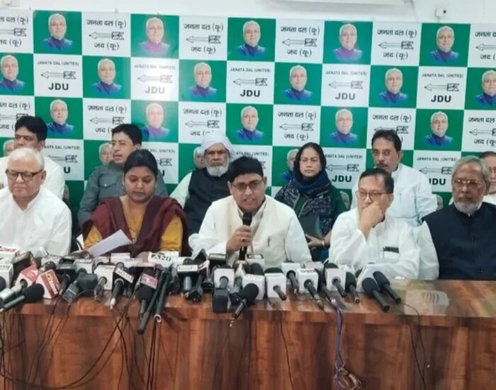 जेडीयू प्रेस कॉन्फ्रेंस में हो गया बड़ा खेला,मुस्लिम नेता मीडिया के सवालों से भागे.